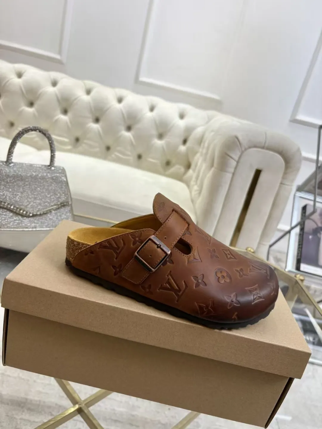 Women's p560 Men's p580 ✨ LV couple's toe-cap slippers | Full of high-end feel, you can walk with wind! ✨ This pair of LV classic toe-cap slippers is simply a "walking grass-planting machine"! Original three-dimensional embossed cowhide + cowhide fabric, the texture is high-end at first glance, and you will become a rich daughter/son in seconds ~💅 🌟 Why must you join TA? ✔️ Original embossed cowhide - clear texture but not cheap, classic presbyopia yyds ✔️ Belt buckle + metal logo - ecstatic control of details, exquisite to the heel! ✔️ Sheepskin lining + cushioned footbed - it feels like stepping on clouds ☁️, and you won’t feel tired when you go shopping~ ✔️ Non-slip rubber sole - walking is as stable as a mountain, and you are not afraid of slipping on rainy days!  👫 The best outfit for couples: Whether it’s shorts, T-shirts👕 or long skirts and suits👗, pairing these shoes with each other will immediately create a lazy and high-end atmosphere! Everyday outings/vacations, no matter what you shoot, it will look like a blockbuster📸🔥 The texture and foot feel that only the higher version can have, it is not a hit or a hit! Heartbeat is not as good as action. True love is true when both pairs are in pairs~💖 #LVcoupleslippers #高色综合 #好看不狠的 Feet #couples’ must-have